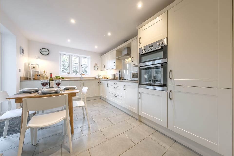 Ground floor: Kitchen/ dining room with seating for four