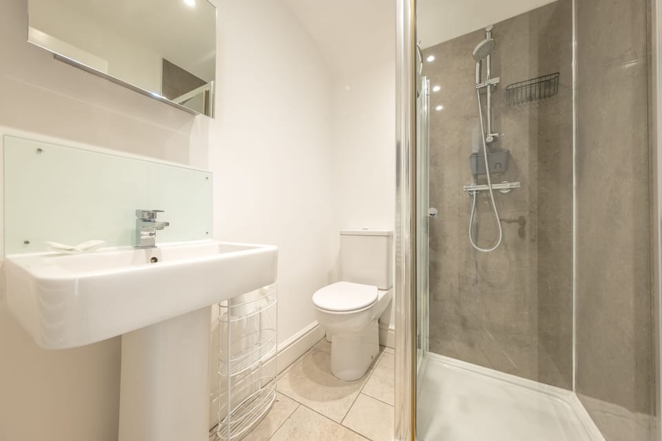 First floor: En-suite shower room with walk-in shower