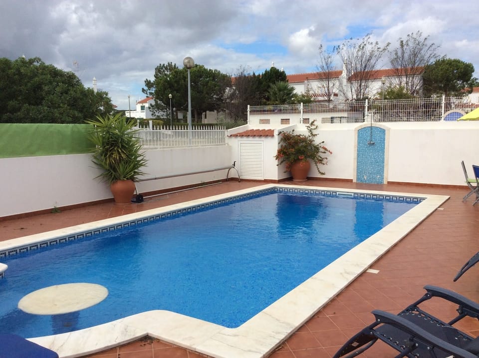 10x4m pool with inset table.