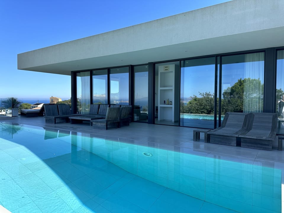 Villa with spectacular sea views. 8 people.A/C. Infinity pool . lift.wifi. BEGUR