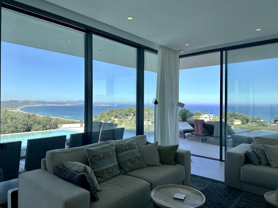 Villa with spectacular sea views. 8 people.A/C. Infinity pool . lift.wifi. BEGUR