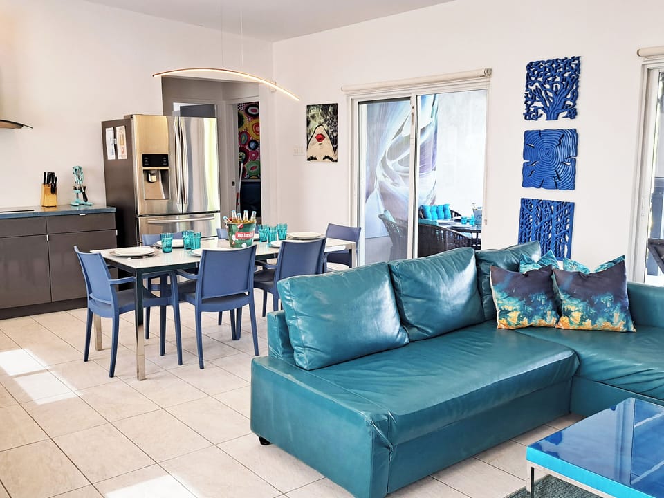 3 windproof umbrellas and beach chairs — no palapa hunting needed.