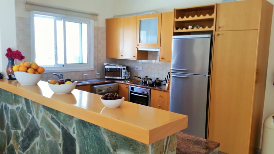 Fully fitted kitchen