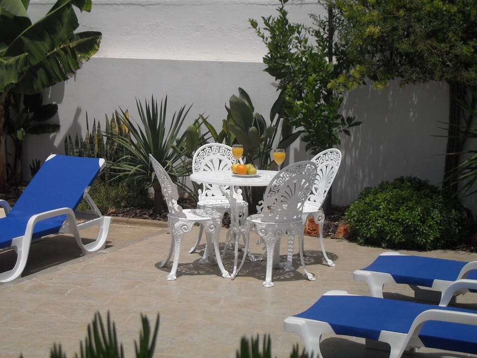Enjoy Drinks overlooking the Pool