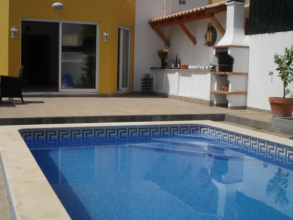 Enjoy the OutdoorLlife -BBQ by the Pool