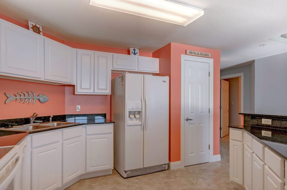 Kitchen - Whether a quick breakfast or a gourmet dinner, this kitchen delivers with modern appliances and full amenities for every meal.