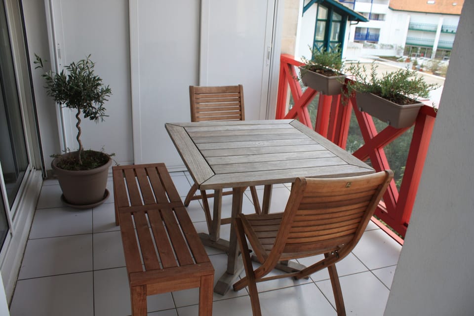 West-facing balcony accessible from kitchen and second double bedroom