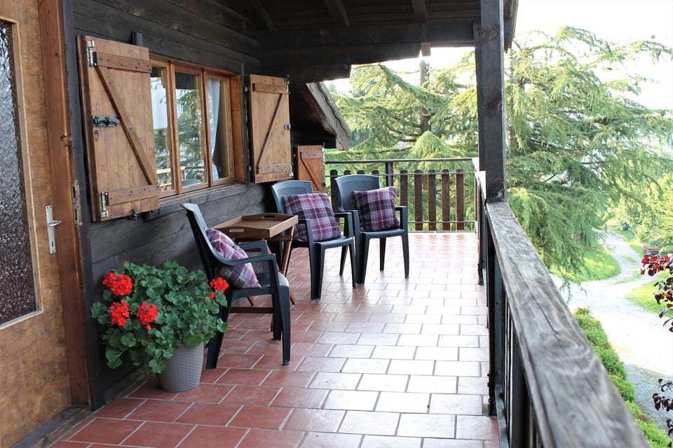 Upstairs balcony with panoramic mountain views