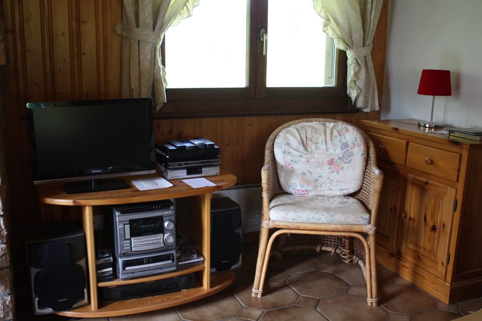 Chalet has Cable TV in multiple languages with Wifi Internet.