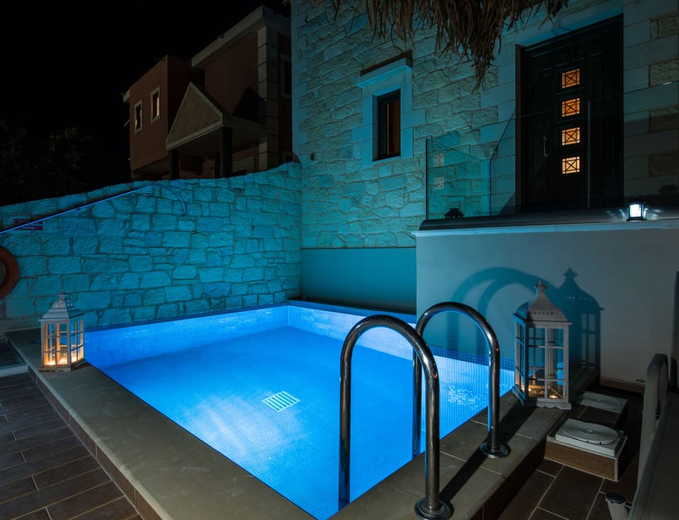 Great nights , next to the pool !