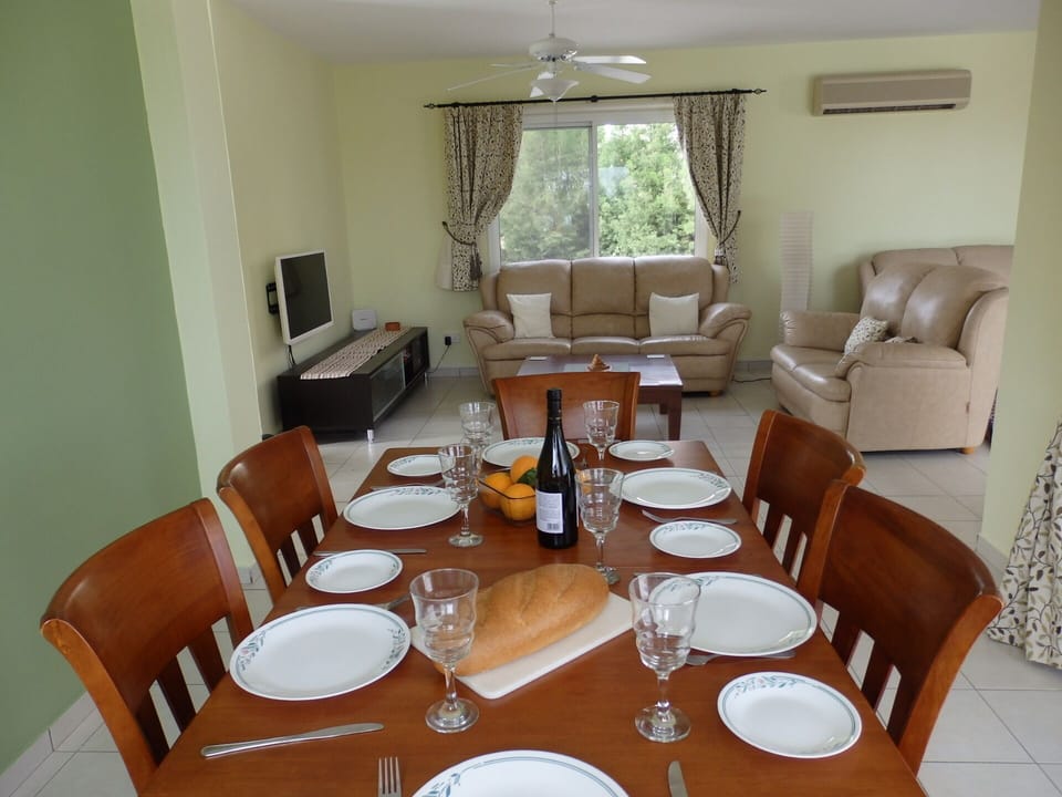 Dining & Lounge Area