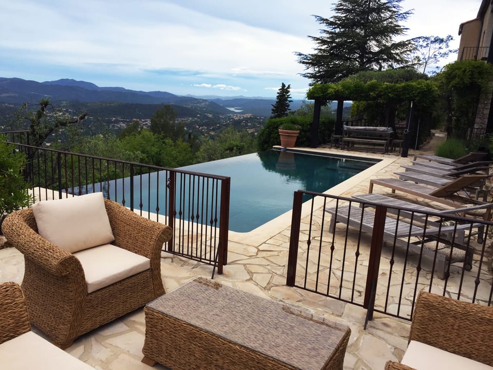 Sunset drinks by the pool - 