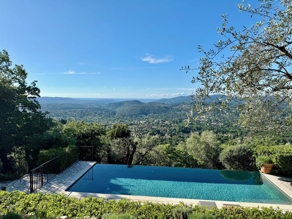 Infinity pool with views to the bay of Cannes