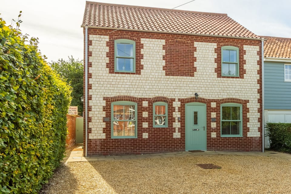 Driftwood Cottage, Brancaster: A lovely semi-detached modern cottage