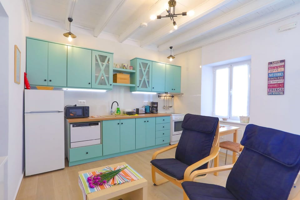 Fully equipped kitchen with dishwasher machine