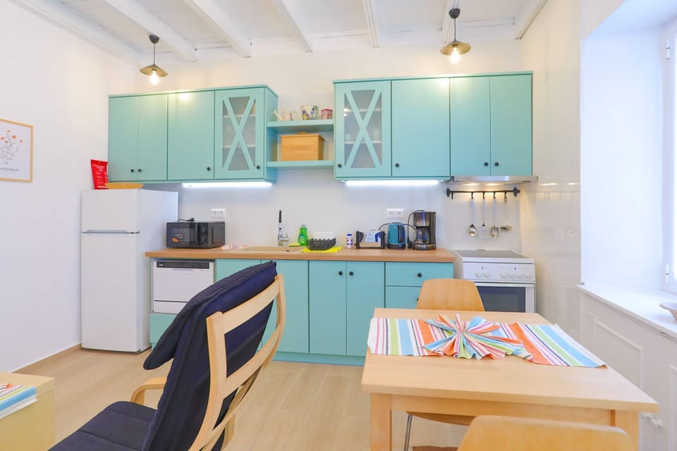 Fully equipped kitchen with dishwasher machine