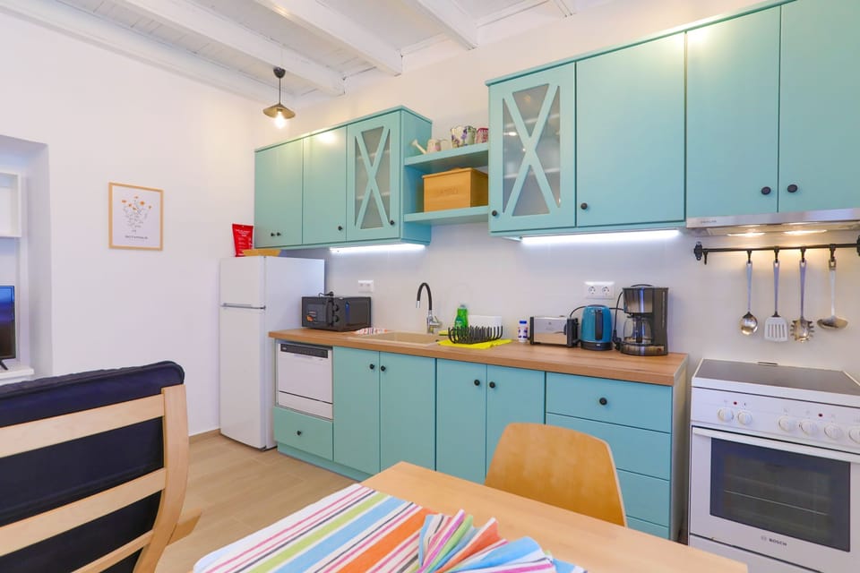 Fully equipped kitchen with dishwacher machine