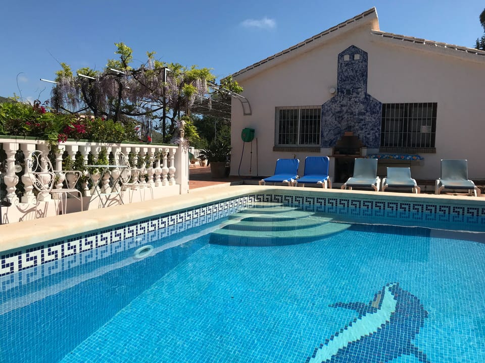 CASA CLARA TORROX Pool and sun beds and a built in BBQ........