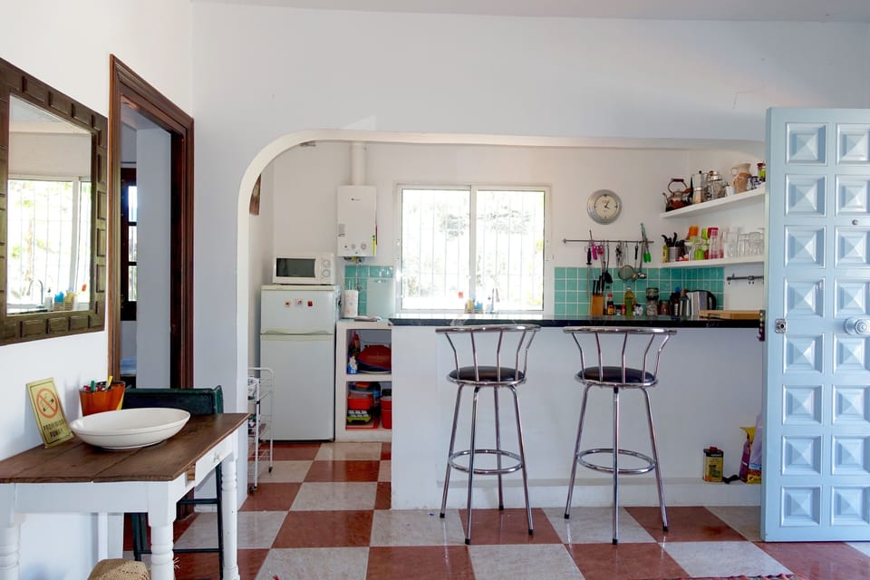 OPEN PLAN WELL EQUIPPED KITCHEN SHARP KNIVES QUALITY KITCHEN WARE & NUTRIBULLET!