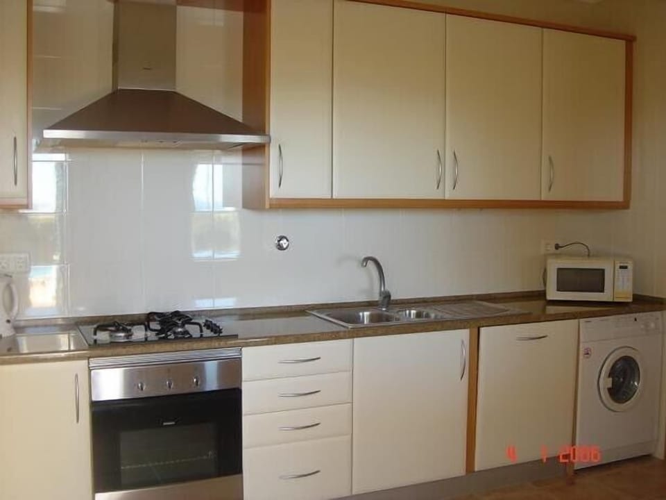  Well equipped kitchen 