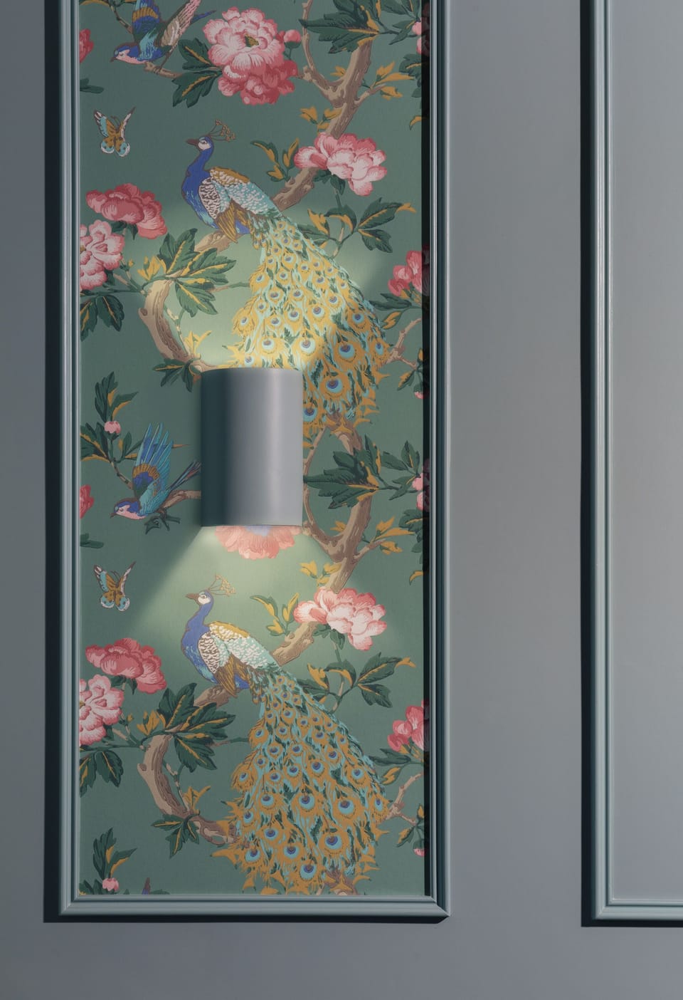First floor front sitting room wallpaper / wall light detail
