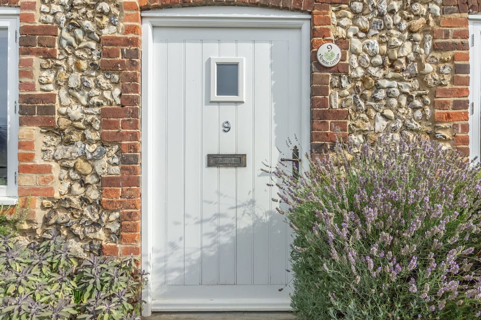 Jasmine Cottage, South Creake: Master bedroom with king sized bed