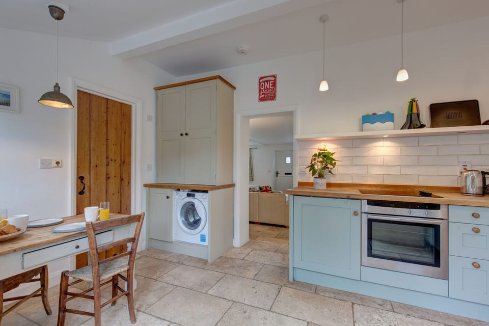 Ground floor: Modern kitchen with underfloor heating