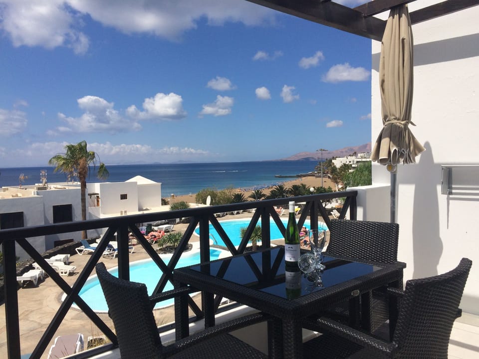 Alfresco dining with stunning sea views