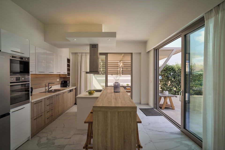 Open plan fully equipped kitchen!