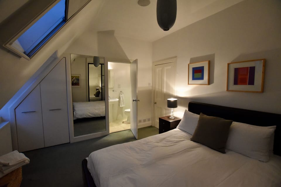 Bedroom 1 (Second Floor)
King size bed and en suite