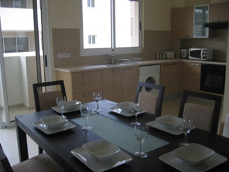Dining area and open plan kitchen