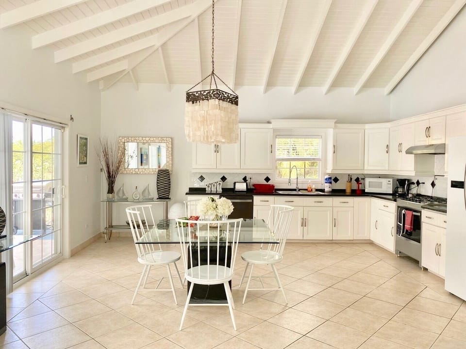 Spacious dinning & kitchen area