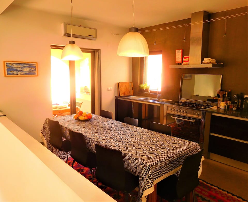 the open kitchen with view on the living room