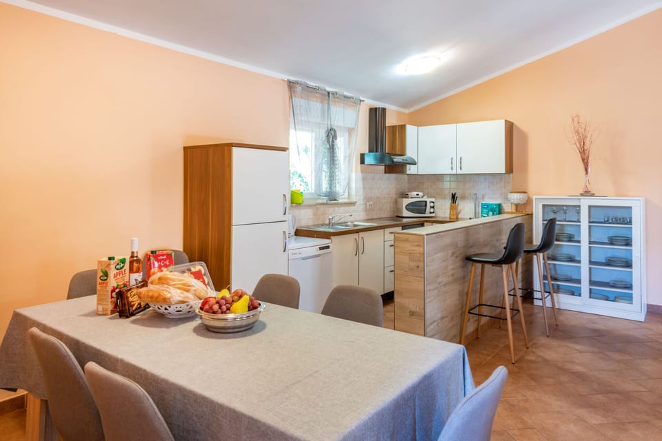 Modern and fully equipped kitchen full of natural light
