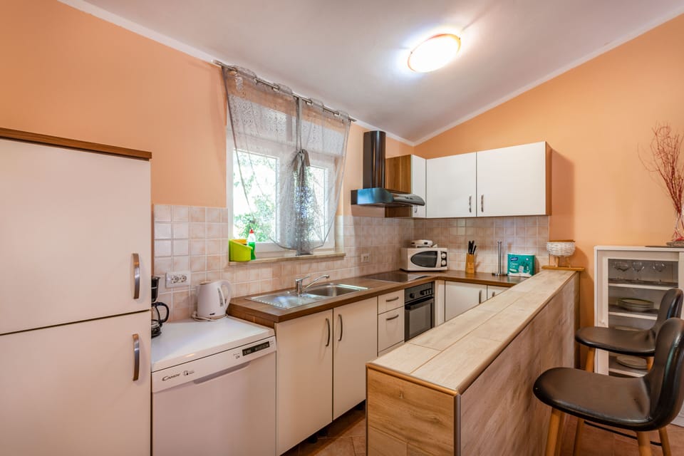 Modern and fully equipped kitchen full of natural light