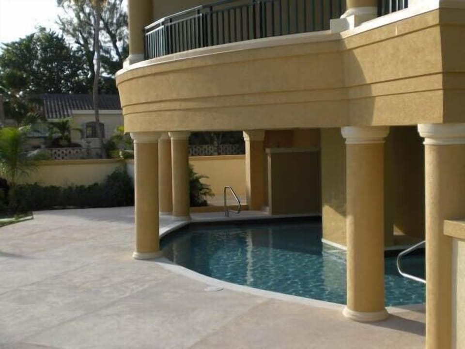 Private Pool and sundeck area