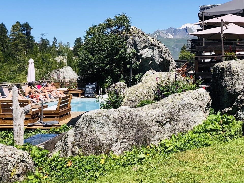 Beautiful restaurants with swimming pools close by 

