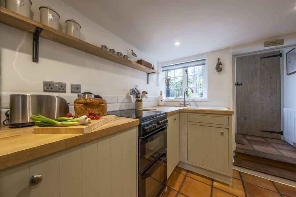 Ground floor: Well equipped kitchen