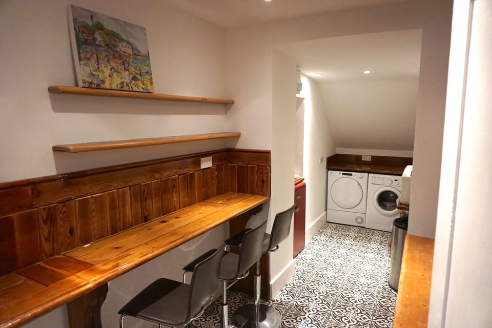 UTILITY ROOM WITH WASHING MACHINE, TUMBLE DRYER AND BAR