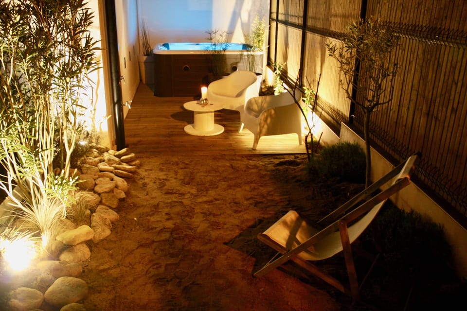 Outdoor spa tub