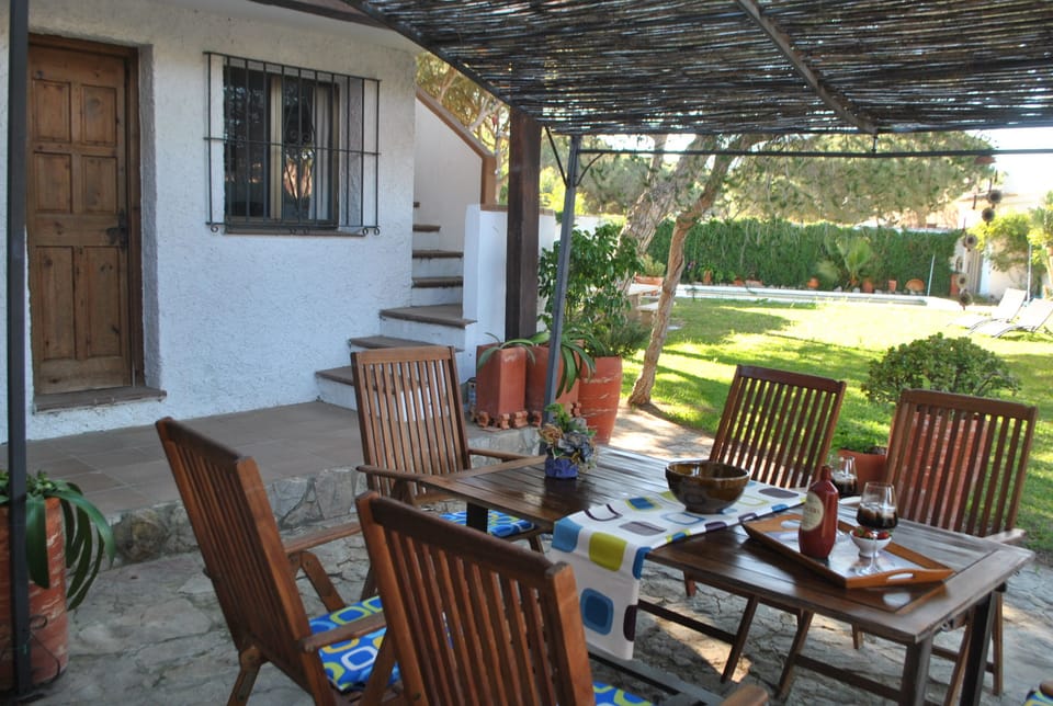 Open air dinning and staircase to the roof terrace
