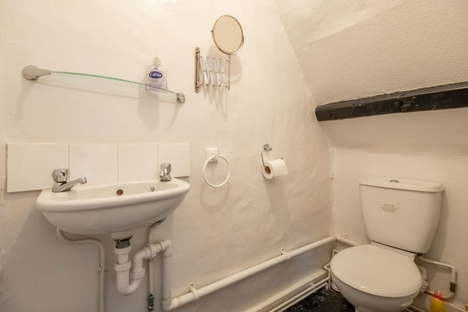 Second floor: En-suite master bedroom