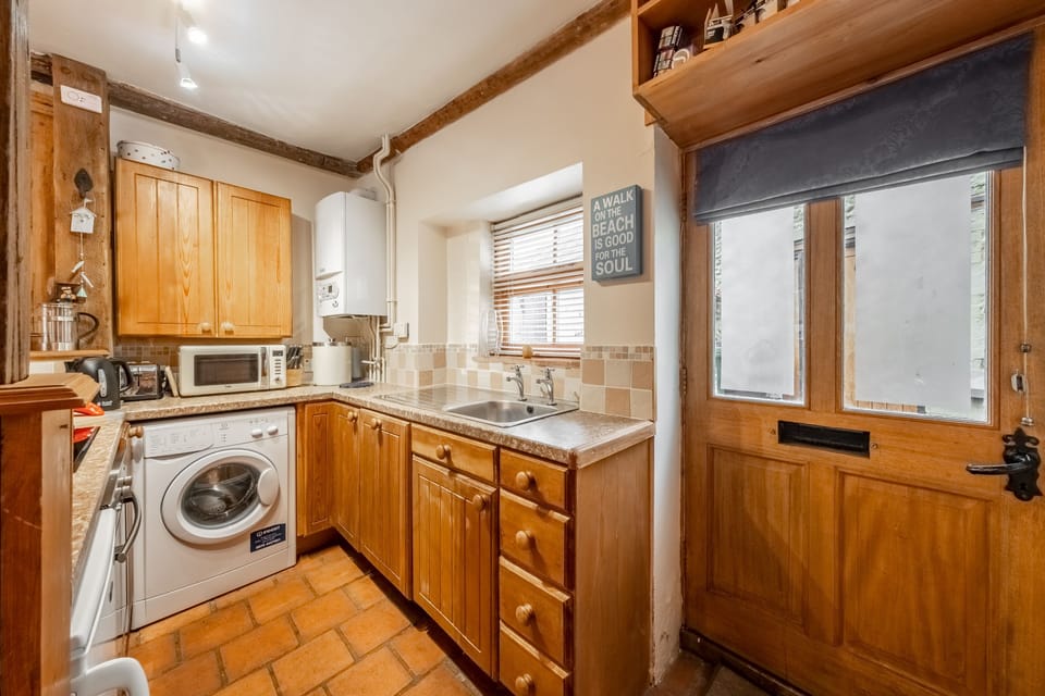 Ground floor: Well-equipped kitchen