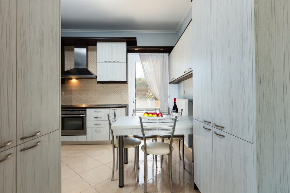 Another aspect of the kitchen.