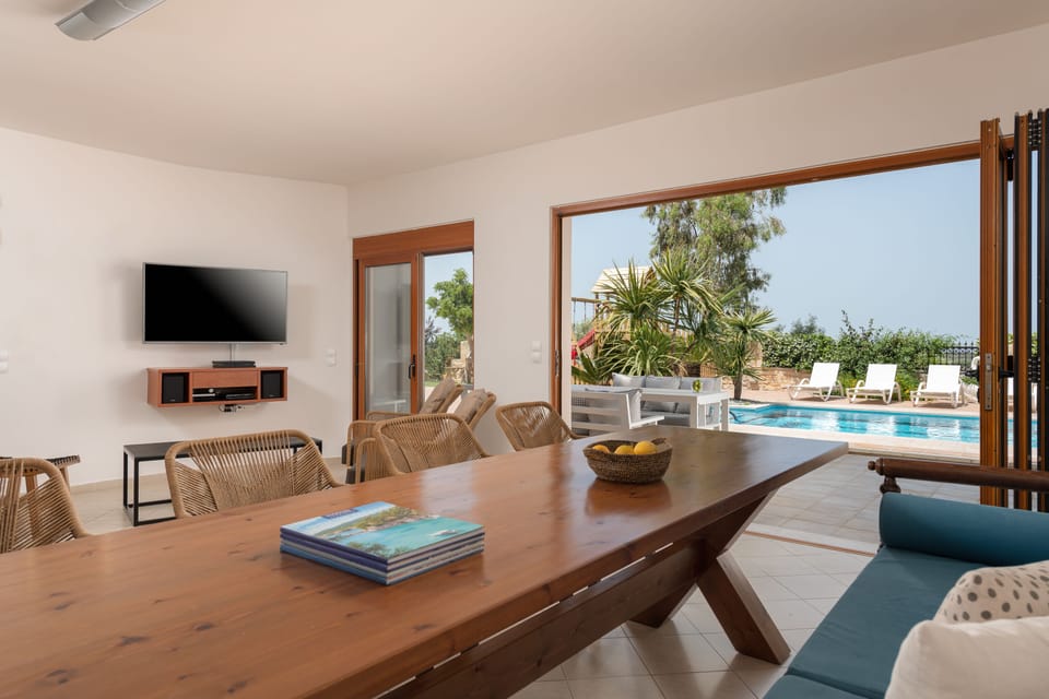 Spacious dinning area with direct access to the pool.