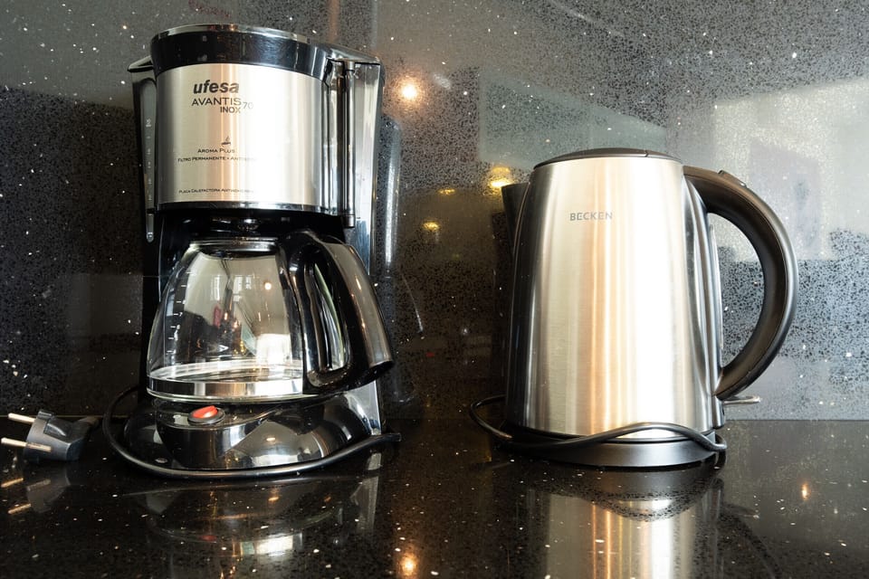 Filter coffee machine and kettle