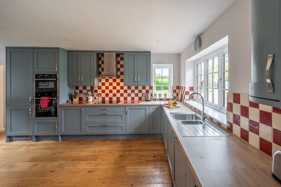 Ground floor: Kitchen with modern appliances