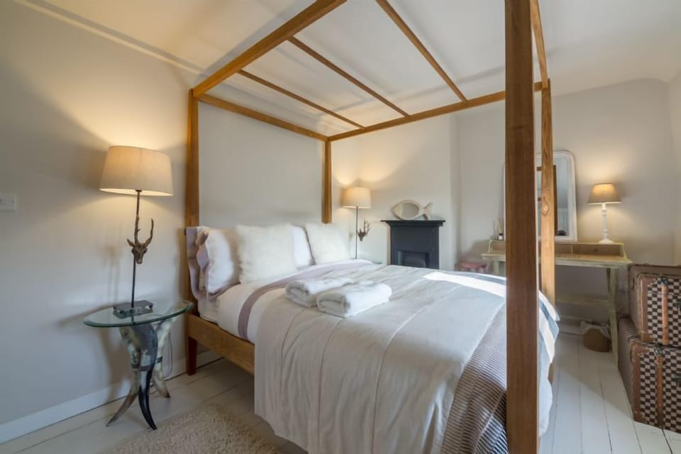 Orchard Cottage, Ringstead: King size bedroom with four poster bed