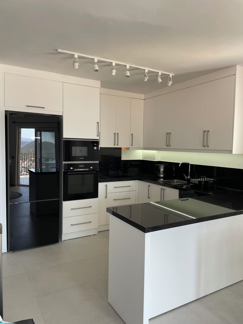 Fully equipped high end kitchen, granite worktops & the latest Bosch appliances.