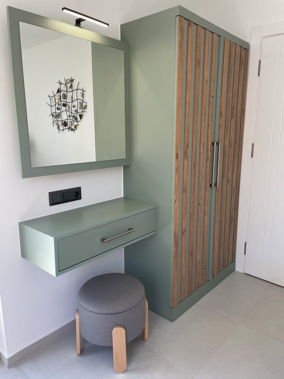 Upstairs double bedroom dressing table and wardrobe with internal drawers